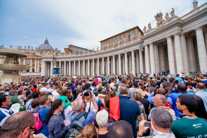 Tourisme religieux et sur tourisme : quelque 100 000 personnes cette année encore se sont amassées sur la Place Saint-Pierre à Rome Depositphotos.com Auteur jovannig