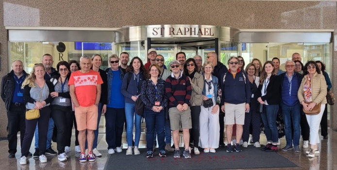 Les participants à la convention EDV Grand-Est devant l'hôtel St Raphael à Limassol - DR : A.B.