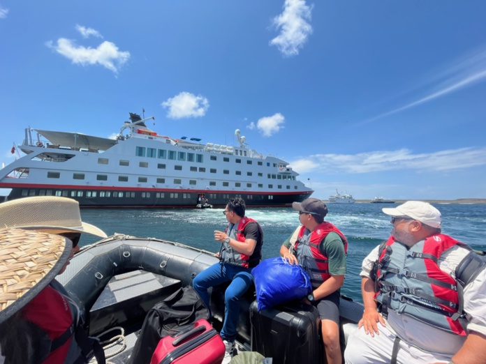 C’est après une petite traversée en zodiac que l’on peut embarquer sur le Santa Cruz ll, navire d'Hurtigruten  (@PB)