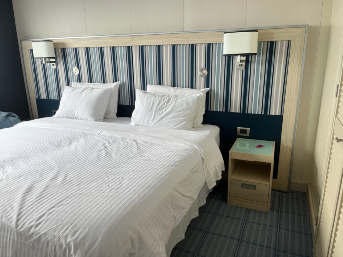 A bord du Santa Cruz II, les cabines sont de dimensions respectables, décorées dans des tons beige et bleus discrets et élégants. - Photo PB