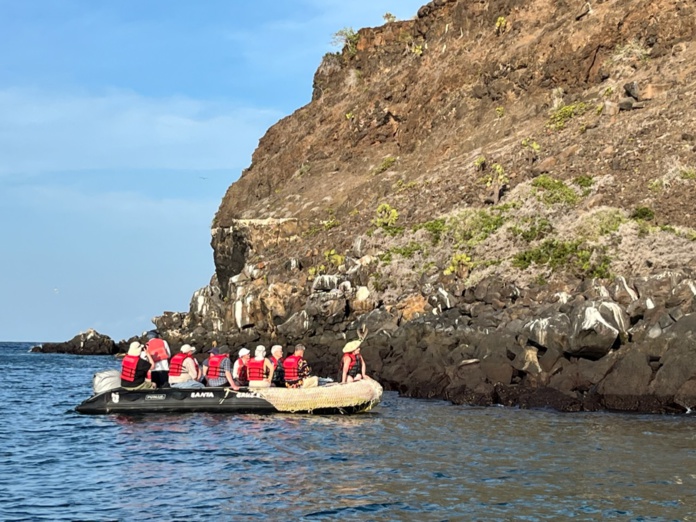 C’est en zodiac que les croisiéristes vont découvrir les falaises de Baltra (@PB) C’est en zodiac que les croisiéristes vont découvrir les falaises de Baltra (@PB)