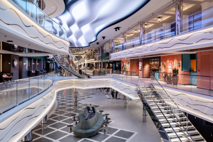 La "World Promenade", sans aucun doute l'espace le plus impressionnant du navire. ©MSC Cruises