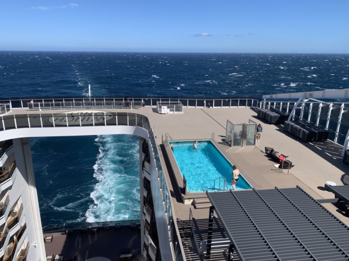 Quand le bleu de la mer et celui de la piscine finissent par se confondre. ©David Savary