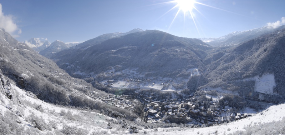 La station savoyade de Brides-les-Bains en hiver.