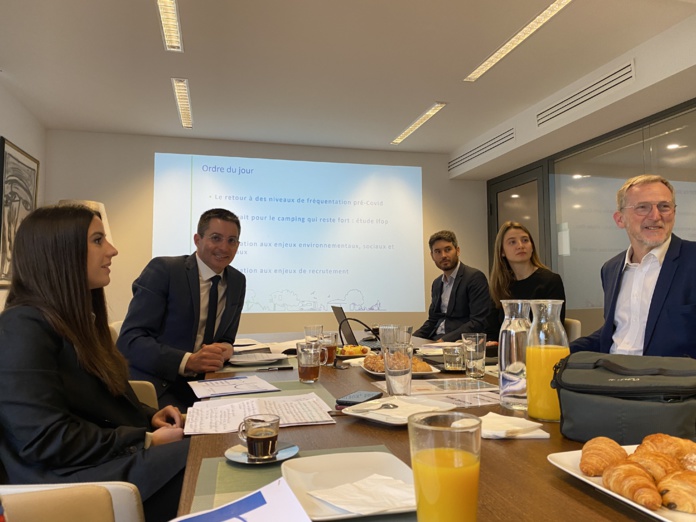 Nicolas Gayot (2e à G) et Gé Kusters, VP de la FNHPA (à D) présentent les résultats de l'enquête Ifop (©BC) Nicolas Gayot (2e à G) et Gé Kusters, VP de la FNHPA (à D) présentent les résultats de l'enquête Ifop (©BC)