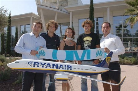 Matthieu Glasson, Corinne Gensollen (directeur des opérations OM) entourée des Frères Moussoulmani et Loïc Chovelon, Directeur des promotions et de la communication de l'aéroport - crédit : Yannick Parienti / Merryl Diffusion