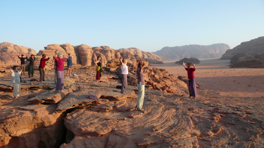 Qi Gong dans le désert du Wadi Rum Qi Gong dans le désert du Wadi Rum