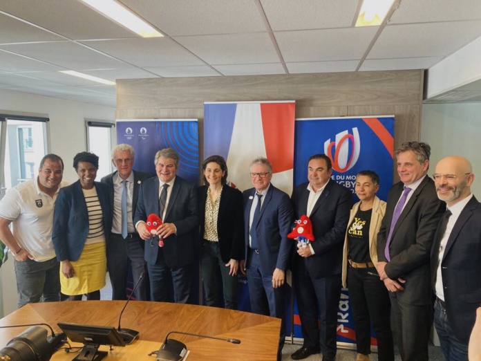 Amélie Oudéa-Castéra, ministre des Sports et des Jeux Olympiques et Paralympiques, Jacques Rivoal, président du Comité d'organisation France 2023, Thierry Rey, Conseiller spécial de Paris 2024, M. Pierre Pouliquen, élu référent de l’atelier « Sport », Franck Louvrier, président de la Commission déléguée tourisme de Régions de France et les élus régionaux (©Régions de France)