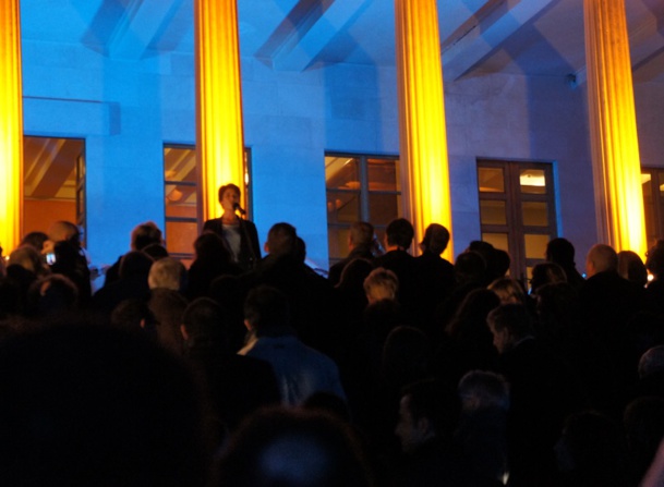 Dominique Beljanski en haut des marches de la Galerie Mestrovic à Split lors de la soirée de gala du Congrès pour son discours de clôture. Photo CE