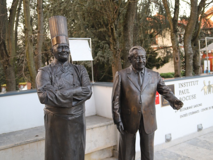 Les deux parrains fondateurs immortalisés (©Institut Paul Bocuse) Les deux parrains fondateurs immortalisés (©Institut Paul Bocuse)