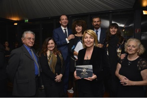 Le trophée, réalisé par la célèbre firme de design ALESSI, a été remis par la Présidente du GIST Sabrina Talarico au Directeur Christian Kergal et à Barbara Lovato, Responsable du Service Presse de Atout France en Italie - DR : jimmyPessina Le trophée, réalisé par la célèbre firme de design ALESSI, a été remis par la Présidente du GIST Sabrina Talarico au Directeur Christian Kergal et à Barbara Lovato, Responsable du Service Presse de Atout France en Italie - DR : jimmyPessina