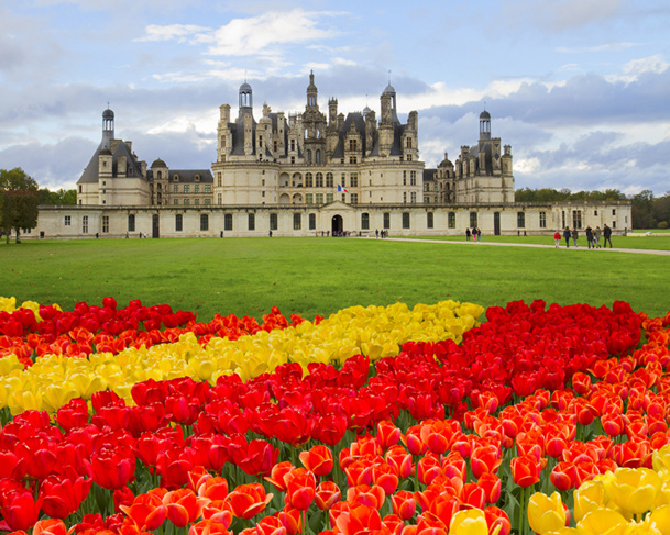 “A few miles from Blois… between muddy swamps and an oak tree forest, far from the roads, we come face to face with a royal and rather magical castle.” This is Chambord seen by Alfred de Vigny © neirfy - Fotolia.com