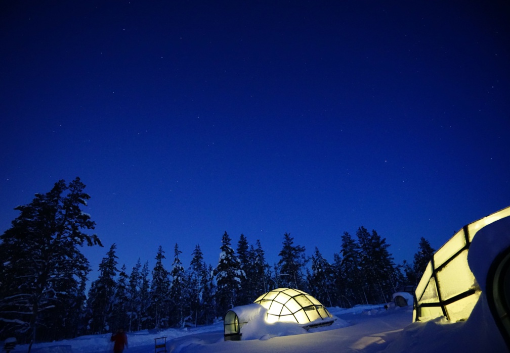 Un igloo en verre dans la neige la nuit. Une maison de verre pour observer les aurores boréales. Finlande © twabian - stock.adobe.com