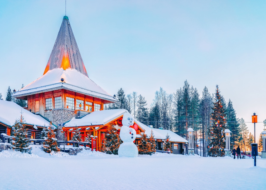 Bonhomme de neige au bureau du Père Noël dans le Village du Père Noël à Rovaniemi, Laponie, Finlande © Roman Babakin - stock.adobe.com