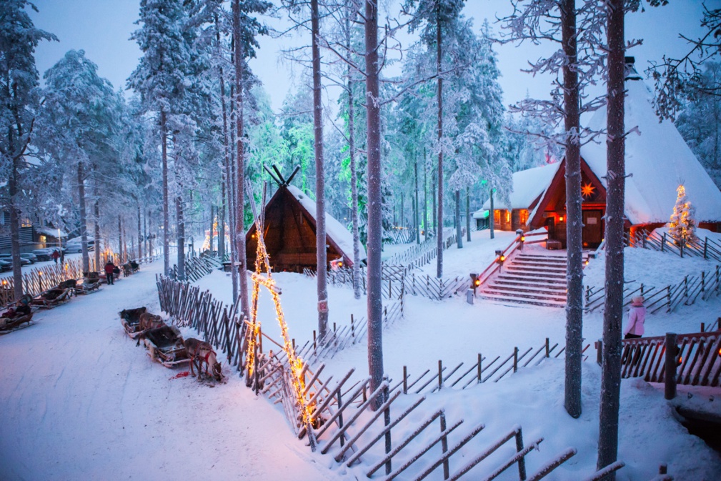 Village du père noël laponie finlande. beau pont en bois avec des lanternes © fotoru - stock.adobe.com