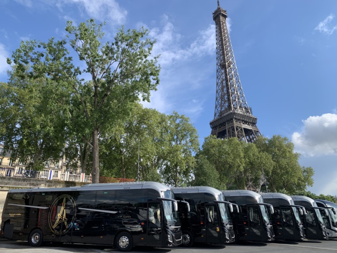 Les cinq autocars de la gamme Eco Lux Mobility présentés devant la Tour Eiffel. ©David Savary Les cinq autocars de la gamme Eco Lux Mobility présentés devant la Tour Eiffel. ©David Savary