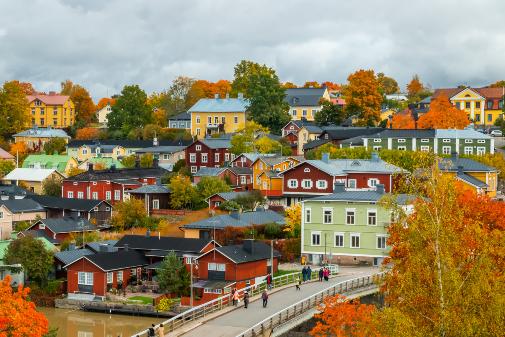 Vue du vieux Porvoo, Finlande. Magnifique paysage d'automne de la ville avec des bâtiments en bois colorés. © Elena Noeva - stock.adobe.com