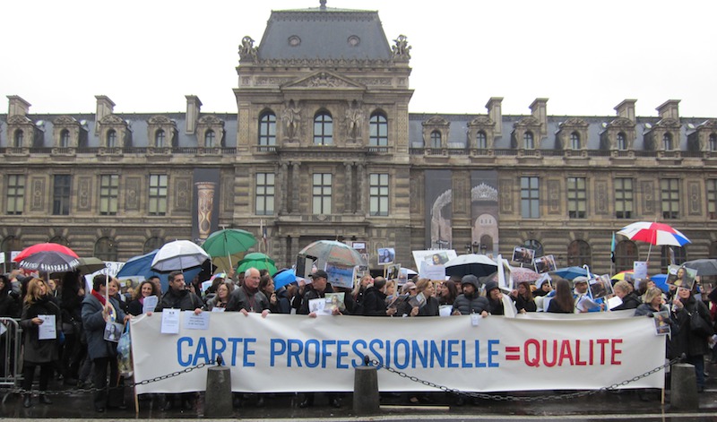 Près de 400 guides conférenciers ont manifesté devant le Louvre afin de lutter contre la Loi Macron, qui veut dérèglementer leur profession. DR-LAC