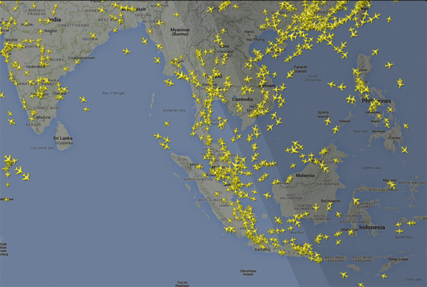 Après avoir disparu des radars civils, le MH 370 a suivi exactement la frontière entre la Thaïlande et la Malaisie sans pénétrer dans un des deux espaces aériens, afin de ne pas être intercepté - DR : Flightradar24.com