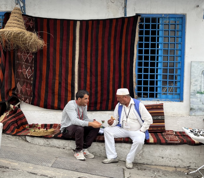 Discussion entre amis dans les rues de Sidi Bou Saïd (photo Paula Boyer)