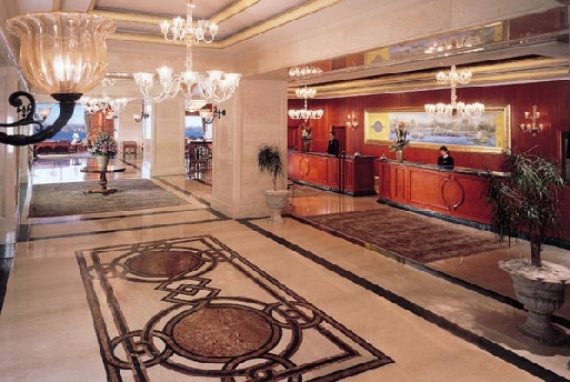 Le hall déploie son pavement de marbre inspiré des tapis de la première période ottomane