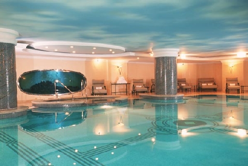 La piscine couverte du Spa Laveda