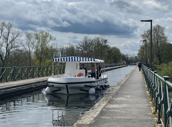 Equipé d’une table, de chaises, d’un taud de soleil et de sanitaires, le Wanday peut être loué jusqu’à fin octobre et accueillir de 2 à 12 personnes - DR : C.Müller-Wille, Les Canalous