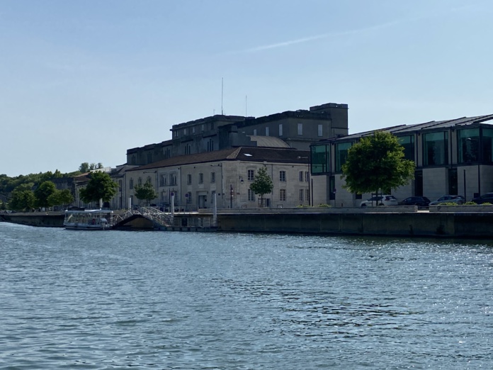 Les bâtiments de Hennessy en bordure de Charente (©BC)