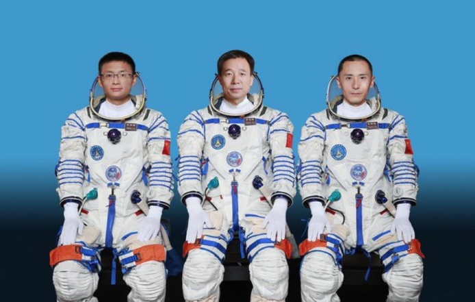 Tourisme spatial, la Chine envoie un civil dans l'espace. L’équipage de Shenzhou16  de gauche à droite : Gui Haichao, Jing Haipeng, Zhu Yangzhu.  - Photo Twitter Tourisme spatial, la Chine envoie un civil dans l'espace. L’équipage de Shenzhou16  de gauche à droite : Gui Haichao, Jing Haipeng, Zhu Yangzhu.  - Photo Twitter