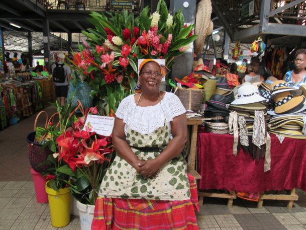 Des îles qui vous prennent côté coeur. Ici le sourire d'une marchande au marché de Fort-de-France (Martinique).