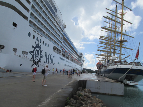 Code de courtoisie : à Sainte Lucie le Royal Clipper fera retentir sa sirène pour saluer le départ de MSC Musica qui lui répondra.