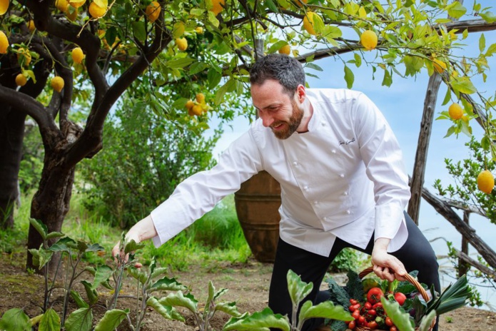 Le chef exécutif Claudio Lanuto met à l'honneur les fruits et légumes de saison cultivés dans le jardin du couvent - DR : Photo Anantara