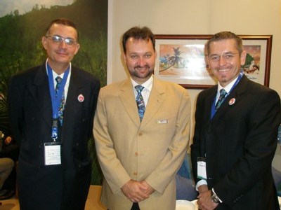 Christian Perchat, Captain David R.Savy et Gilles Gosselin, directeur France et Bénélux