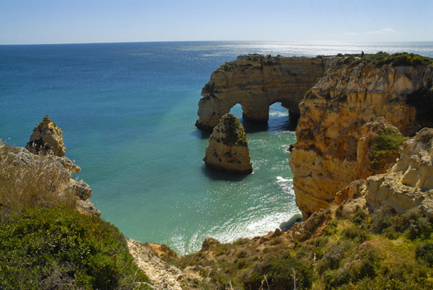 Si le littoral cède parfois à l’agressivité bétonnière, il sait préserver ses richesses premières : l’ocre des falaises, les plages dorées, les baies en croissant et l’indestructible bleu de l’Océan - DR : OT Portugal Si le littoral cède parfois à l’agressivité bétonnière, il sait préserver ses richesses premières : l’ocre des falaises, les plages dorées, les baies en croissant et l’indestructible bleu de l’Océan - DR : OT Portugal
