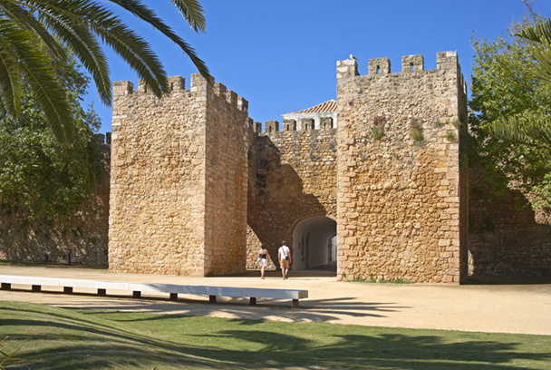 Lagos est une cité très touristique qui, dans ses remparts, a su préserver sa vieille ville aux rues pavées - DR : OT Portugal