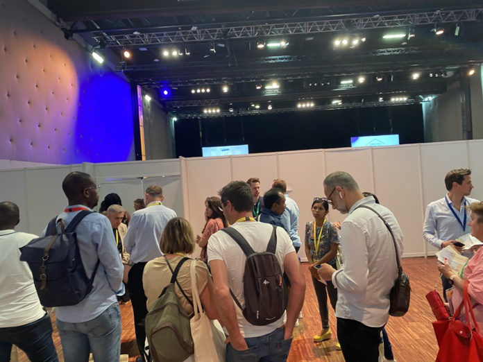 La queue s'étire devant les salles de conférences (©BC) La queue s'étire devant les salles de conférences (©BC)