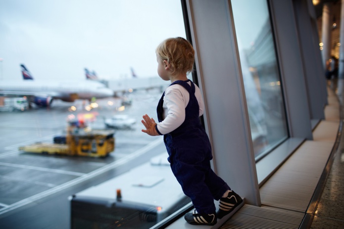 Voyager en avion avec un enfant, règles et consignes - Photo : Depositphotos - Auteur : danr13