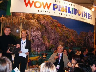 Denis Brogniart, présentateur de Koh Lanta, hier, au cours d'un tirage au sort sur le stand des Philippines