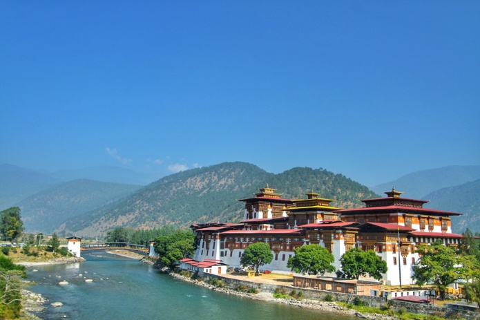Le Bhoutan calcule le BNB : Bonheur National Brut en s’appuyant sur des critères psychologiques, culturels, sanitaires ainsi que sur des critères environnementaux - Depositphotos.com Auteur wanchanta