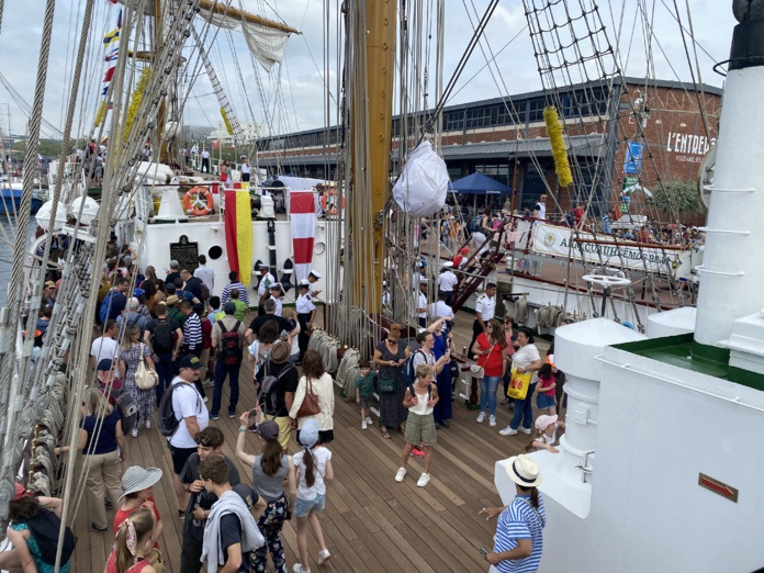 Les ponts des navires pris d'assaut (©BC) Les ponts des navires pris d'assaut (©BC)