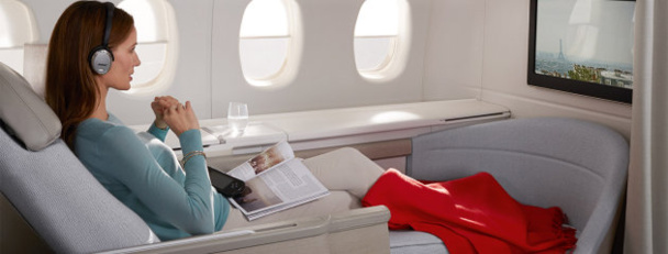 Le fauteuil de la nouvelle cabine La Première d'Air France se transforme en un lit de 2 mètres de long et 77 cm de large en quelques secondes - DR : Air France Le fauteuil de la nouvelle cabine La Première d'Air France se transforme en un lit de 2 mètres de long et 77 cm de large en quelques secondes - DR : Air France