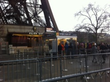 Few visitors at the bottom of the Eiffel Tower in this agitated new year. DR-LAC