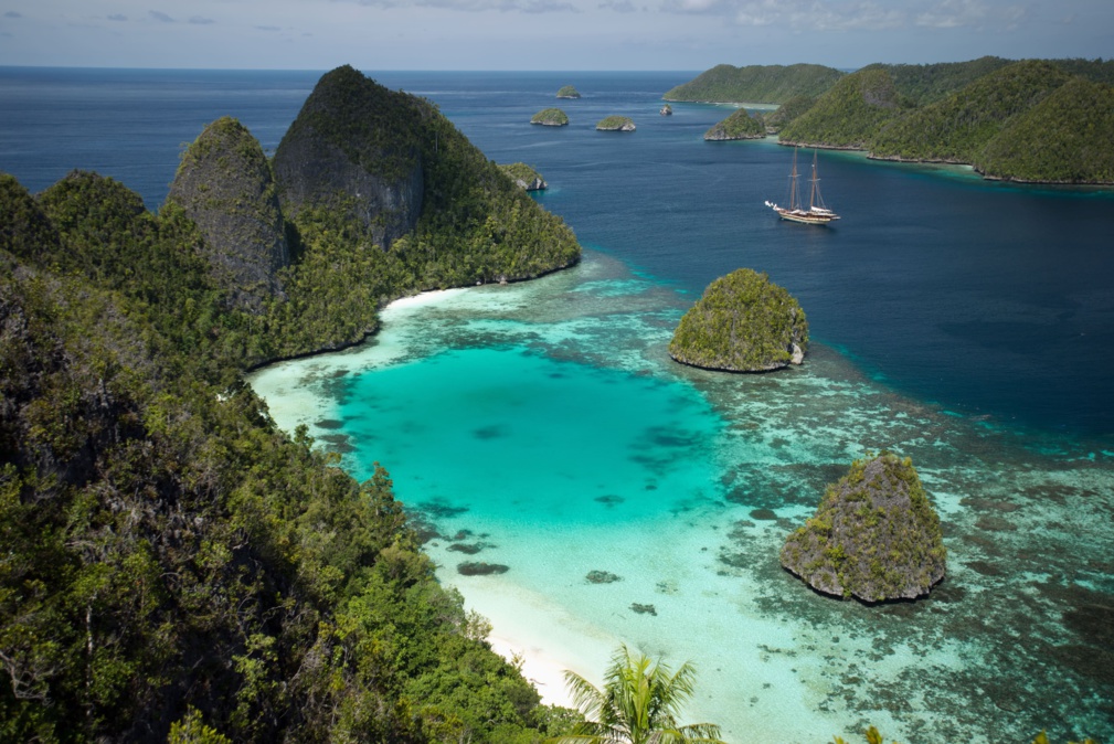 Vue panoramique des îles Wayag et du voilier Lamima Raja Ampat Indonésie © anemone - stock.adobe.com Vue panoramique des îles Wayag et du voilier Lamima Raja Ampat Indonésie © anemone - stock.adobe.com