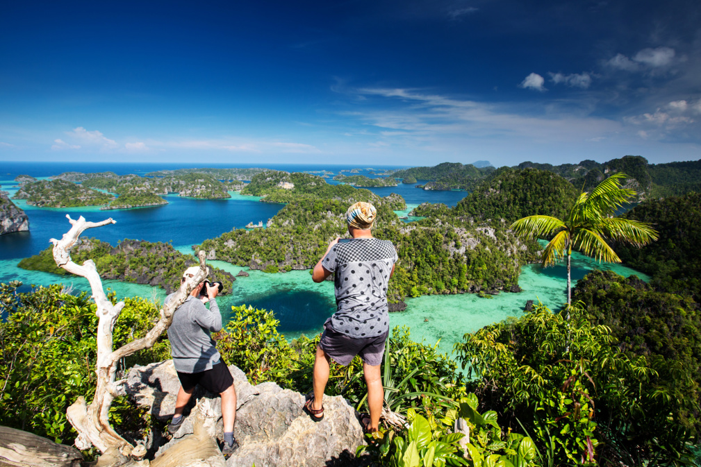 Touriste au sommet du point de vue de Puncak Harfat, Raja Ampat, Indonésie © lesly - stock.adobe.com Touriste au sommet du point de vue de Puncak Harfat, Raja Ampat, Indonésie © lesly - stock.adobe.com