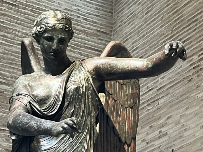 Au milieu du premier siècle de notre ère, cette "Victoire ailée" était probablement exposée dans le temple de Brescia comme offrande votive de l'empereur Vespasien (Photo PB)