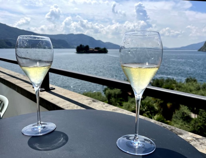 S'offrir un verre de Franciacorta fait partie des plaisirs au bord du lac d'Iseo (Photo PB) S'offrir un verre de Franciacorta fait partie des plaisirs au bord du lac d'Iseo (Photo PB)