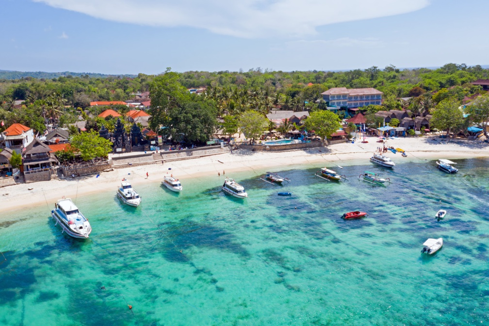 Découvrez les Plages Paradisiaques d'Indonésie - Vue aérienne du port de Mushroom sur Nusa Lembongan Bali Indonésie © Nataraj - stock.adobe.com