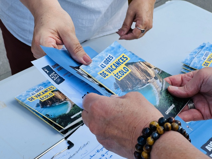 Greenpeace a lancé ce printemps un "guide de voyage écolo" pour donner envie de partir en vacances sans prendre l'avion" - guide dont on a parlé (cliquez ici pour en savoir plus) Greenpeace a lancé ce printemps un "guide de voyage écolo" pour donner envie de partir en vacances sans prendre l'avion" - guide dont on a parlé (cliquez ici pour en savoir plus)