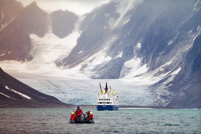 L'Ocean Nova devant un glacier du Spitzberg - Photo Maxime Barthelmé - Grands Espaces