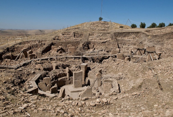 Comme le souligne très finement le communiqué du Ministère de la Culture de Turquie, le site de Göbekli Tepe est situé et je re-cite juste à côté de la ville de Sanliurfaq, "une des villes les plus mystiques de Turquie connue sous le nom de Cité des Prophètes. A une petite cinquantaine de kilomètres de la frontière syrienne - Wikipedia.org Comme le souligne très finement le communiqué du Ministère de la Culture de Turquie, le site de Göbekli Tepe est situé et je re-cite juste à côté de la ville de Sanliurfaq, "une des villes les plus mystiques de Turquie connue sous le nom de Cité des Prophètes. A une petite cinquantaine de kilomètres de la frontière syrienne - Wikipedia.org